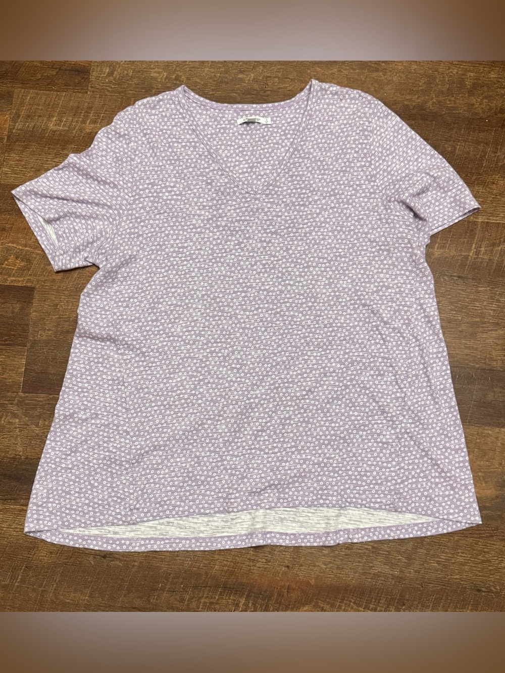 Chico's Lavender V-Neck Short Sleeve Tee with White Dot Print XXL/3XL Casual